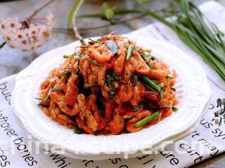 独家韭菜炒河虾,口感清香酥脆，食后唇齿留香。