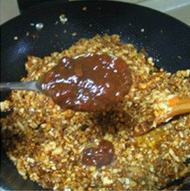 蘑菇肉酱,放入酱油，再放点老抽上色，放入黄豆酱两勺