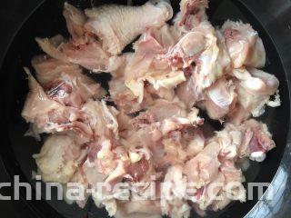 红烧啤酒鸡块,锅中放水烧开把鸡块放进去煮3-5分钟