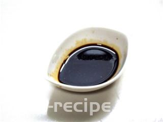 粤式干炒牛河,取一小碗放入所有的调味料在碗内调均备用。