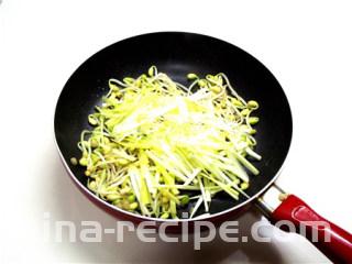 粤式干炒牛河,炒锅里热少许油，放入黄豆芽、盐少量，大火炒10秒钟，再放入韭黄炒10秒
钟盛出备用。