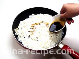 粤式干炒牛河,炒锅洗净，烧热1大匙油，放入河粉，加入所有调味料，翻炒至均匀上色。