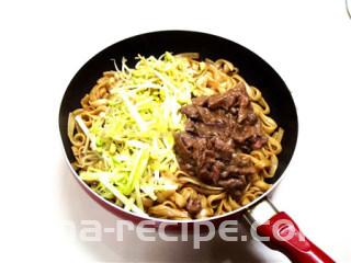 粤式干炒牛河,再加入事先炒好的韭黄、豆芽及牛肉片，以抛锅的方式大火把所有材料翻炒
均匀即可。