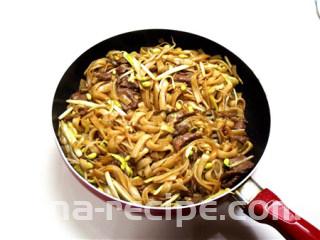 粤式干炒牛河,如果炒不动的，要用筷子翻，不要动锅铲翻，很容易把粉炒碎了。