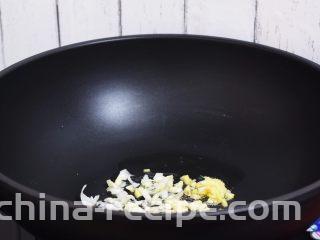 杏鲍菇小炒肉,放入葱姜蒜爆香
