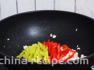 杏鲍菇小炒肉,放入青红椒