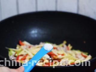杏鲍菇小炒肉,加入盐