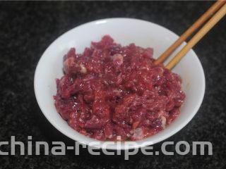 剁椒牛肉,在肉片中加入少许盐、黑胡椒粉、红酒、鸡蛋拌匀