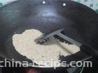 剁椒牛肉,白芝麻放在干锅中用小火慢慢炒至，让芝麻散发出香味