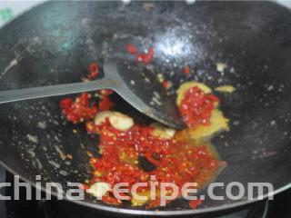 剁椒牛肉,炒牛肉的锅留一点底油，放入蒜片用小火进行煸炒，炒到表皮呈轻微的叫黄色，加入姜丝和剁辣椒继续翻炒，直到闻到香味