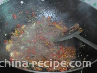 剁椒牛肉,最后加入生抽、白糖调味，翻炒至牛肉收汁，均匀撒上炒香的白芝麻即可