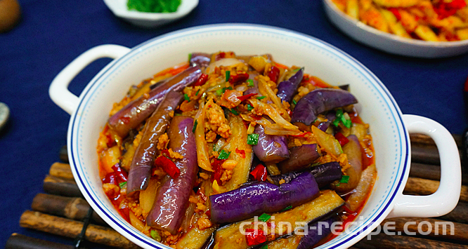 The method of stir frying eggplant with minced meat sauce