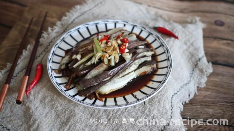 The method of steaming eggplant with garlic aroma