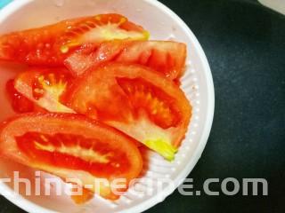 紫菜番茄豆腐汤,炒锅倒入西红柿炒出汤汁。