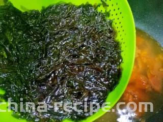 紫菜番茄豆腐汤,放入紫菜。
