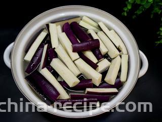 肉沫酱炒茄子,切成均匀的长段，然后泡在水里，水里放入少许盐
不然容易变黑，不泡的话...