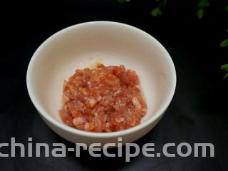 肉沫酱炒茄子,瘦肉剁成肉糜，加入少许生抽，胡椒粉，生粉，食用油搅拌均匀腌制会儿