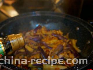 肉沫酱炒茄子,少许地蒸鱼鼓油，盐不需要了，这些都有咸度
然后就是一丢丢糖，少许鸡粉
