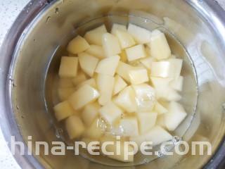 鱼香二丁,用清水洗去淀粉，控水待用