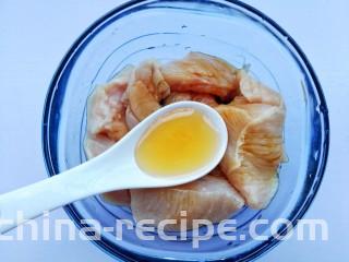 蜜汁香煎鸡胸肉,一勺蜂蜜。