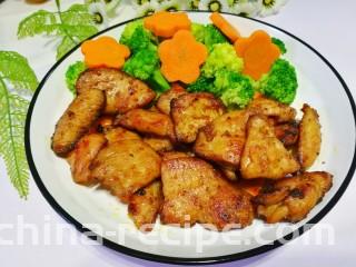 蜜汁香煎鸡胸肉,盛盘。
