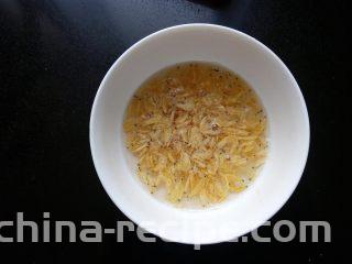 虾皮蒸蛋羹, 虾皮用水冲洗一下，去除杂质。