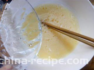 虾皮蒸蛋羹,加入鸡蛋量两倍到三倍的水搅拌均匀。