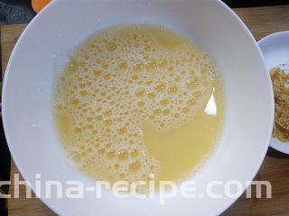 虾皮蒸蛋羹,有打过的鸡蛋会有气泡，静置两到三分钟后使用。
