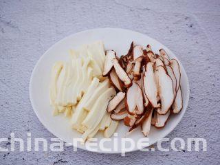 什锦酸辣汤,嫩豆腐切丝，香菇洗净去蒂切片