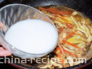 什锦酸辣汤,再倒入水淀粉
