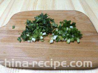 番茄豆腐菌菇汤,葱和香菜切成末备用。