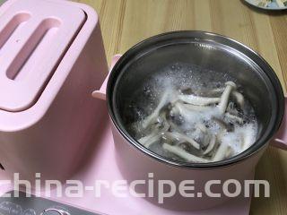 番茄豆腐菌菇汤,东菱早餐机炖锅加水焯水一下菌菇三分钟左右捞出。