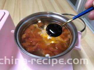 番茄豆腐菌菇汤,加入蚝油提味。
