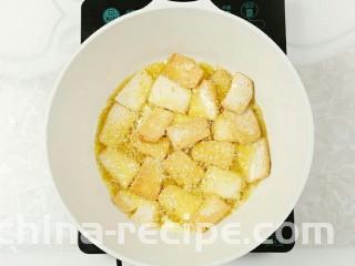 木耳炒豆腐,炸至表皮变色