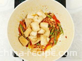 木耳炒豆腐,炒好的豆腐