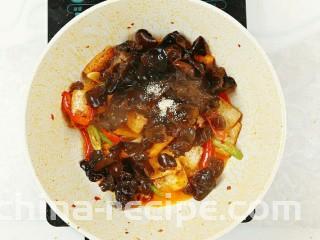 木耳炒豆腐,适量鸡精