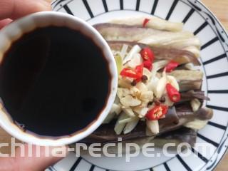 蒜香蒸茄子,撒上味极鲜和酱油的混合液