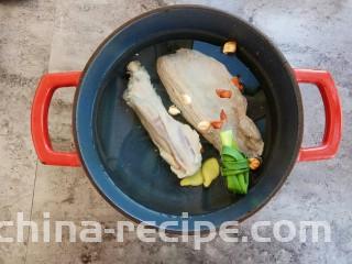 清汤牛肉面,把香料牛肉放入锅中，加入两大碗水