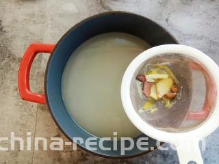 清汤牛肉面,捞出牛肉和香料