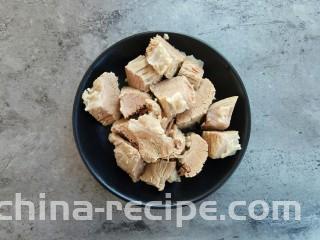 清汤牛肉面,捞出的牛肉切成小块