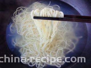 清汤牛肉面,面条煮熟