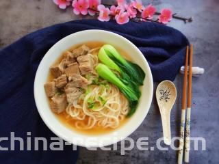 清汤牛肉面,浇上牛肉汤，放上牛肉，再烫两颗青菜，撒上葱花就好了