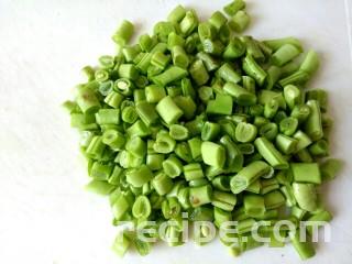 酱香肉沫四季豆,把四季豆切成丁