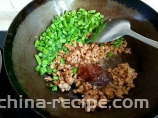酱香肉沫四季豆,在肉沫上加入一勺海天黄豆酱