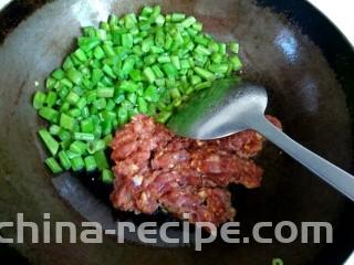 酱香肉沫四季豆,四季豆翻炒至断生，把四季豆铲到一边放入肉沫翻炒