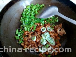 酱香肉沫四季豆,加入葱姜