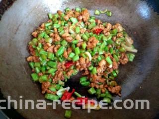 酱香肉沫四季豆,把四季豆肉沫大火翻炒均匀即可