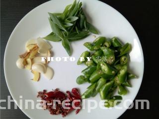 火爆肥肠,二荆条切斜段；大葱叶切斜段；备好姜片，蒜片，干辣椒段，花椒；