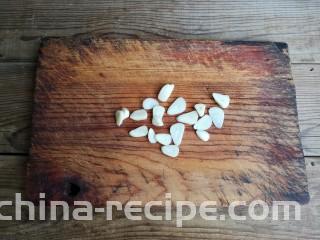 柠檬手撕鸡,蒜去皮切片。
