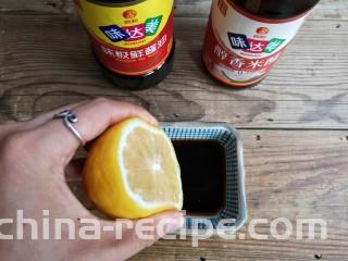 柠檬手撕鸡,用味极鲜酱油，米醋，白糖，盐，柠檬汁调个料汁备用。